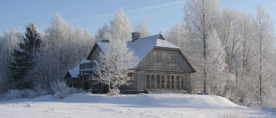 drewniany dom w lesie w śniegu. Sylwester z jogą na Suwalszczyźnie